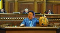 Создать мем Цахиагийн Элбэгдорж в верховной раде с тыквой критикует