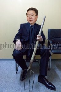 Создать мем Фото Цахиагийн Элбэгдорж сидит с вилой