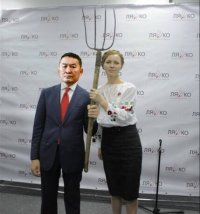 Создать мем Халтмаагийн Баттулга и Наталия Шилова с вилой