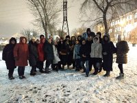 Создать мем Люди у высоковольтного столба