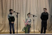 Создать мем Троица на сцене