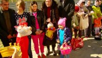 Создать мем Верующая в розовых штанах