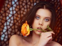 Создать мем Девушка с цветком