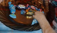 Создать мем Кот ест конфеты