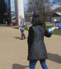 Создать мем Раздача листовок