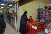 Создать мем Священник вручает