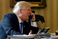 ты, дура, хер ли ноутбуки разбрасываешь?, Мем Trump