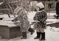 Создать мем Девочки