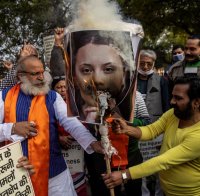 индусы портят планету (с)greta thunberg грета тунберг бесполезная белая свинья экспансист-подумали индусы, Мем Greta Thunberg - Rihanna - плакат сожгли