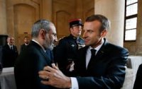 Создать мем Макрон и поц баран Пашинян