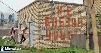Создать мем Вошёл в будку с мужиком