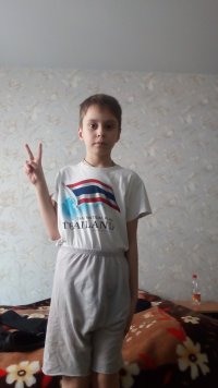 Создать мем Порванные штаны