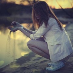 девушки странный предмет