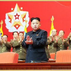 Ким Чен Ын аплодирует