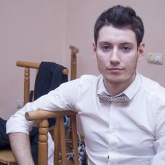 р