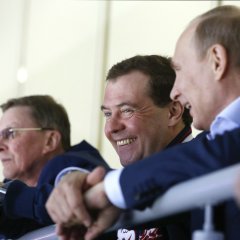  Смеющиеся Путин и Медведев