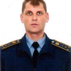 конь