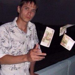 Чувак кидает деньги