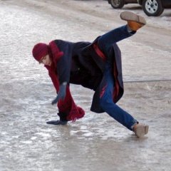 Падающий на льду