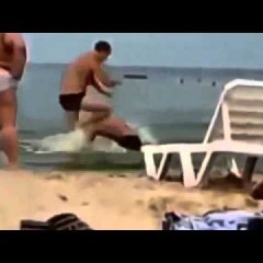 Драка на пляже