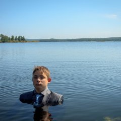 Пацан в речке