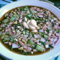 Окрошка с колбасой и зелёными травами