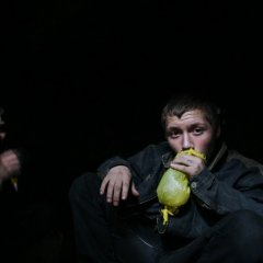 Нюхает клей