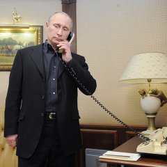 Путин с телефоном