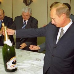 Пидар готовится примерить бутылку