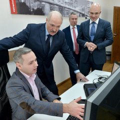Бацька наблюдает