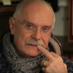 Михалков и его средний палец