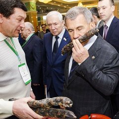 Минниханов нюхает казылык