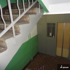 В подъезде старый лифт