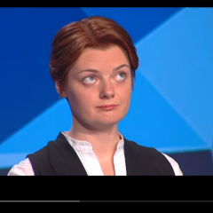 Закатывает глаза