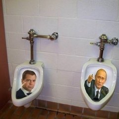 Медведев и путин в туалете