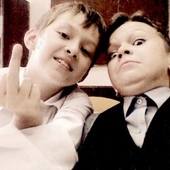 Удивлённые школьники