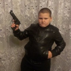 Малой с пистолетом