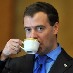 Медведев пьёт чай