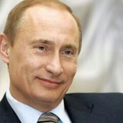 Путін сміється