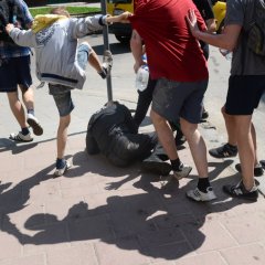 Толпа пинает
