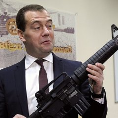 Медведев с автоматом