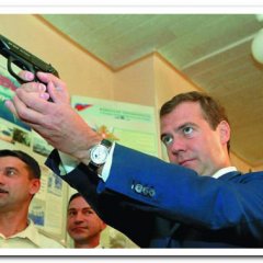 Медведев с пистолетом