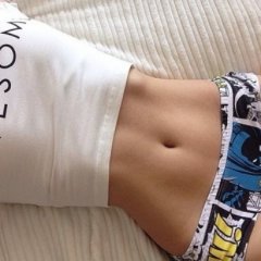 Sexy belly of a girl in a vest Определить язык а