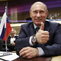 Довольный Путин
