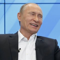 Путин смеется