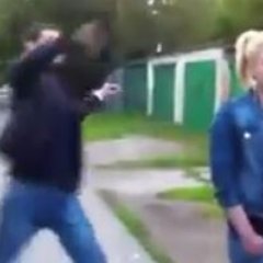 Ударил с ноги по лицу в девушку