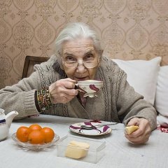 Бабушка пьет чай