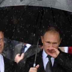 Медведєв і Путін під дощем
