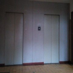 В подъезде новые умные лифты