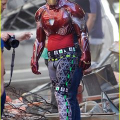 Iron-man-wears-his-armor-in-new-avengers-infinity-war-set